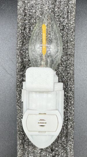 White Auto On Sensor Plug in Night Light Module Includes 7 Watt LED Bulb and Plastic Clip - Image 3